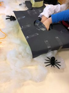 sensory box halloween party bilingual daycare Mies and Rolle 