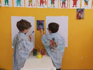 Enfants peinture crèche bilingue