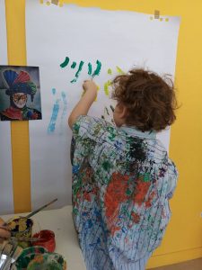 Enfants peinture crèche bilingue