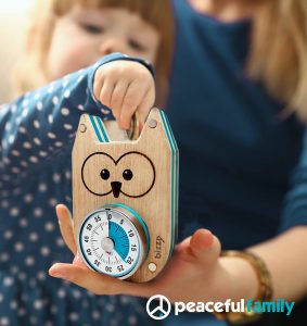 Little girl dressed in blue using the Bizzy to evaluate her screen time