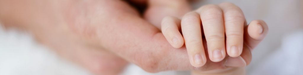 bébé tient papa famille crèche garderie Mies