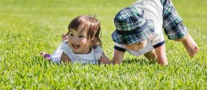 enfant joue en crèche mies dehors